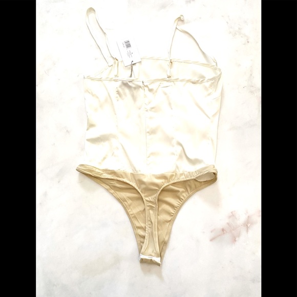 WeWoreWhat
STRETCH CHARMEUSE BODYSUIT
SIZE (8) VANILLA - Picture 3 of 8